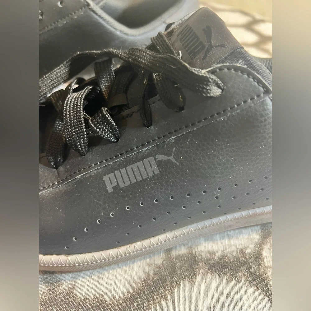 Puma Black Sneakers, classic women’s everyday sneaker. Pre-worn 2 times, great!